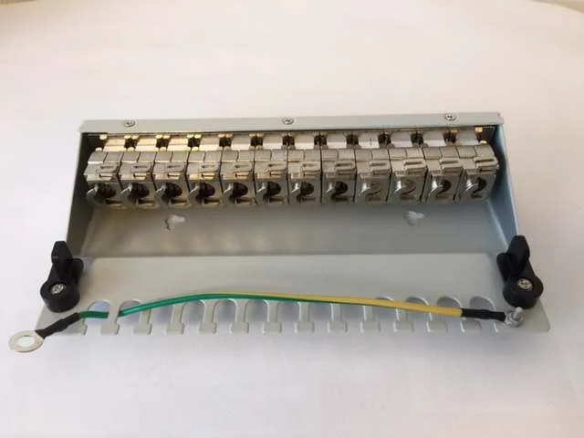 Patch Panel 12xTP, CAT6A, incl.Keystone groß, Aufputz Metall, Lichtgrau, Synergy 21,