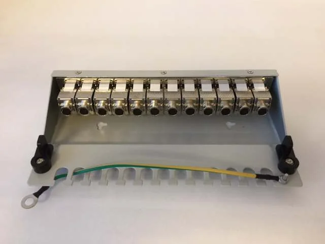 Patch Panel 12xTP, CAT6A, incl.Keystone, Slim-line/Short 3P, Aufputz Metall, Lichtgrau, Synergy 21,