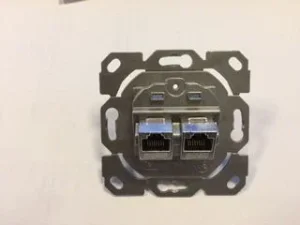 Dosen TP, UP,2-fach, CAT6A, Keystone Slim-line mit Kabelklemme, Alpinweiss, Synergy 21/Telegärtner, 30Grad für runde Kanaleinbaudosen,